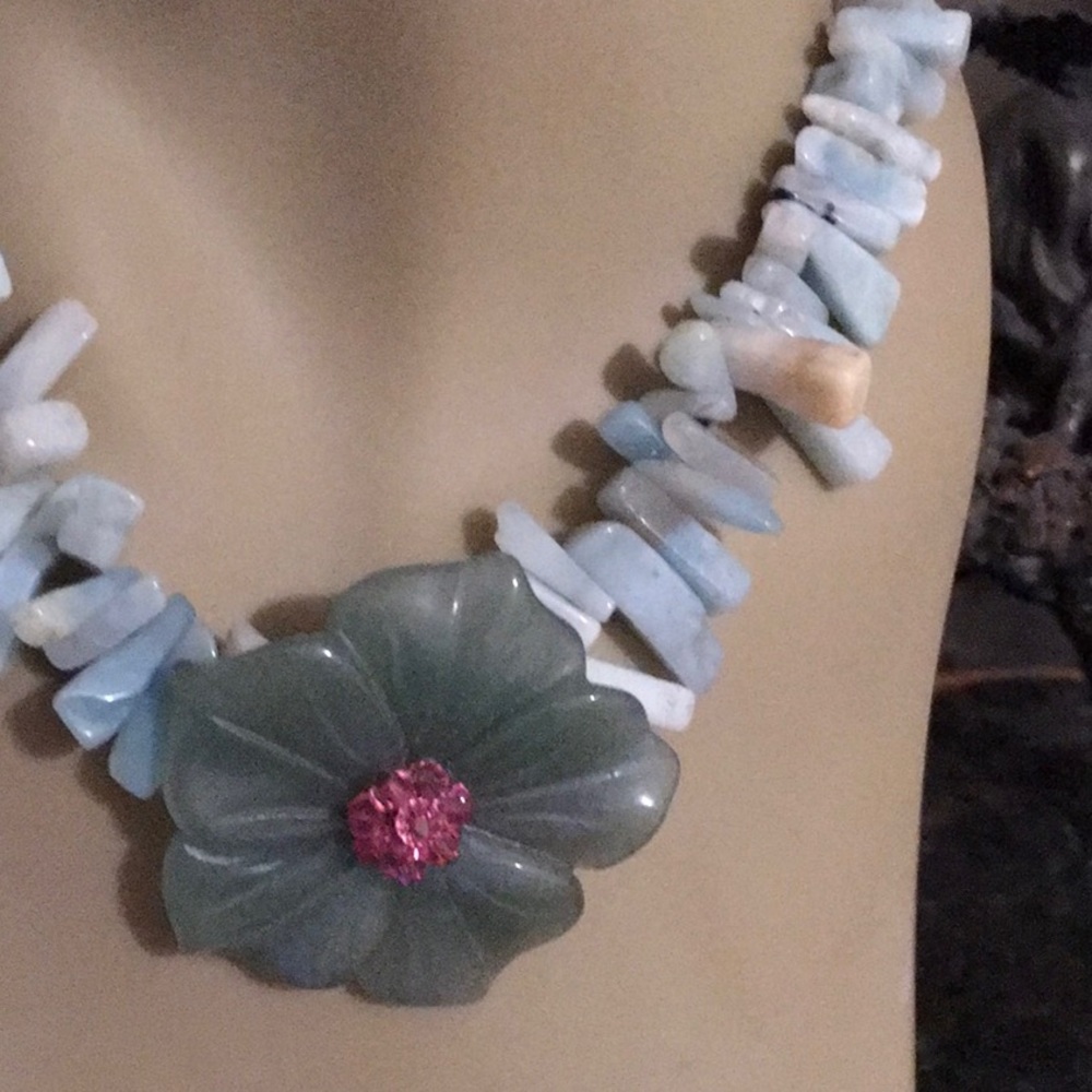 Ladies necklace choker